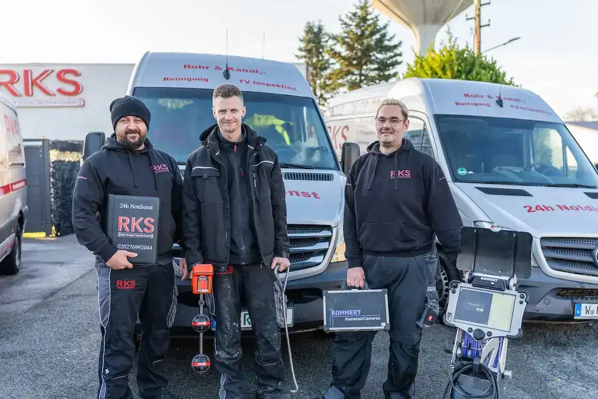 Techniker der RKS Rohr und Kanal Technik GmbH mit Werkzeug am Einsatzfahrzeug