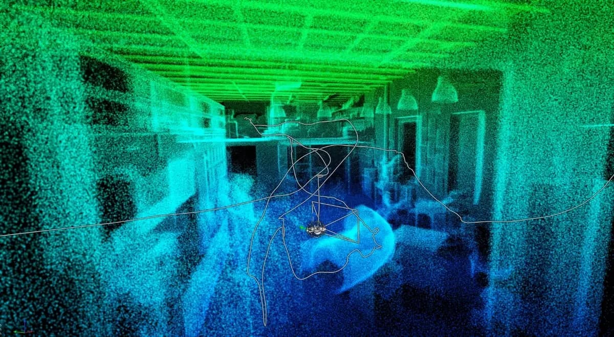 LiDAR-Punktwolke eines Bauwerks aus einem Inspektionsflug – farbcodierte Messpunkte und der nachgezeichnete Flugweg der Drohne