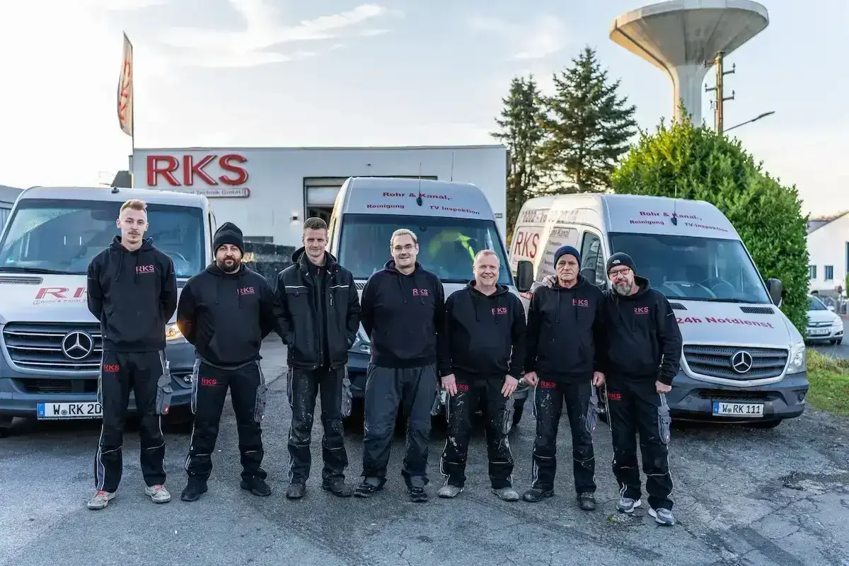 Team der RKS Rohr und Kanal Technik GmbH vor den Einsatzfahrzeugen in Wuppertal