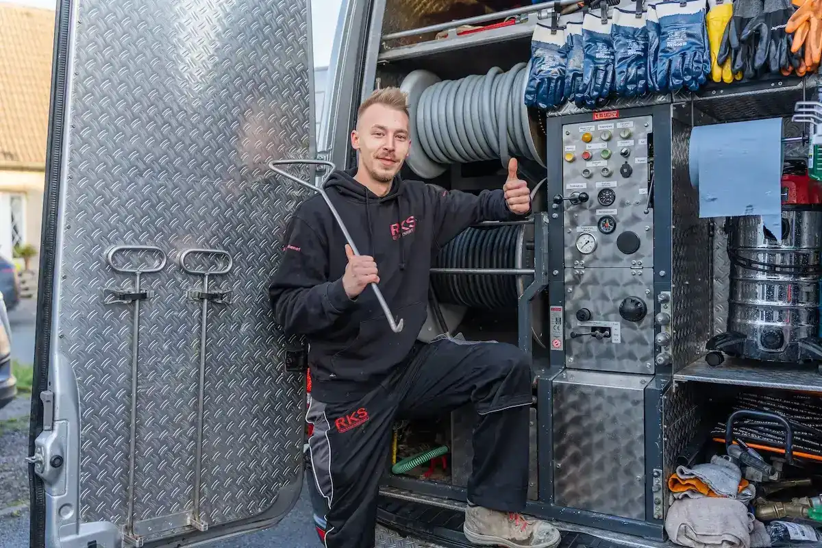 RKS-Techniker mit Rohrreinigungs-Equipment am Einsatzfahrzeug