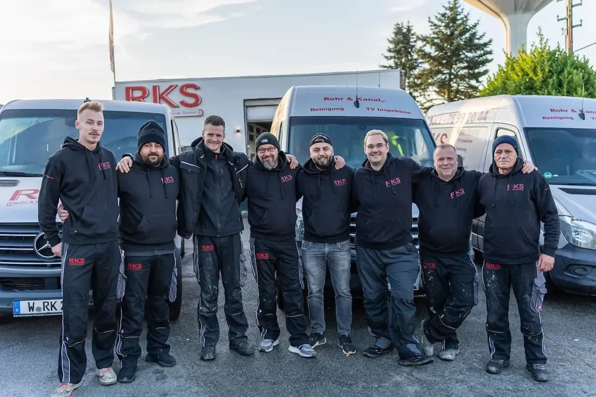 Das Team der RKS Rohr und Kanal Technik GmbH vor den Einsatzfahrzeugen in Wuppertal