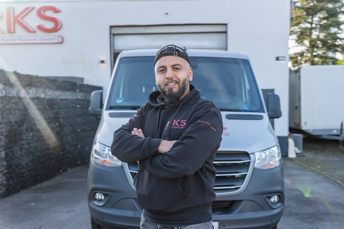 Techniker der RKS Rohr und Kanal Technik GmbH vor dem Einsatzfahrzeug