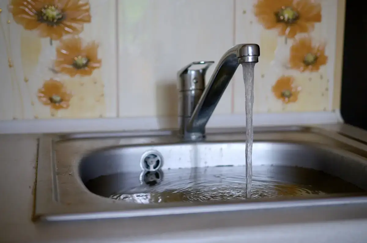 Abfluss verstopft – wer zahlt? Mieter, Vermieter oder Versicherung?