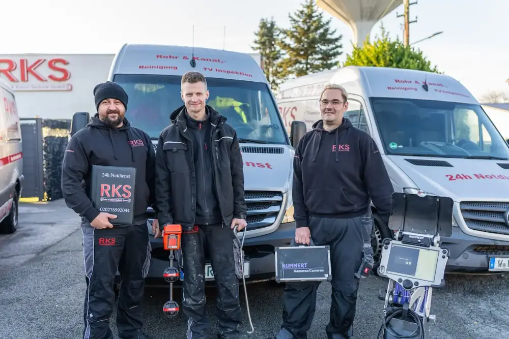 Das Team der RKS Rohr und Kanal Technik GmbH mit Kamera-Inspektionstechnik vor den Einsatzfahrzeugen