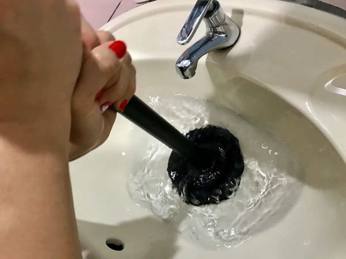 Wenn der Abfluss schlecht abläuft und gluckert, kann der Pömpel helfen