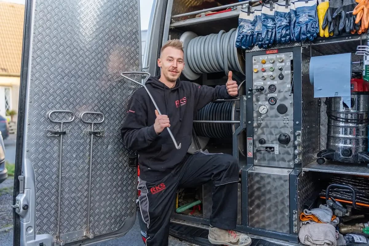 RKS-Techniker mit Equipment am Einsatzfahrzeug
